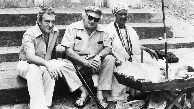 O cineasta Marcel Camus e Jorge Amado na Bahia em 1982