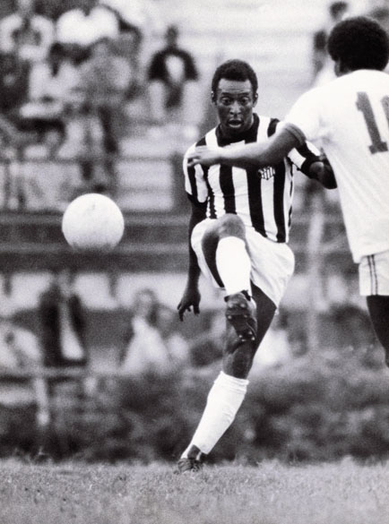 Pelé, disputando lance com jogador da Portuguesa, em jogo do Campeonato Nacional, em 1973