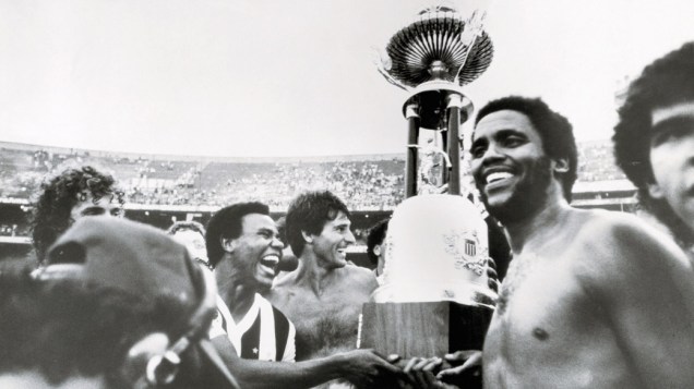 Chiquinho, Márcio e Serginho comemorando a vitória sobre o Corinthians e a conquista do Campeonato Paulista, no Morumbi