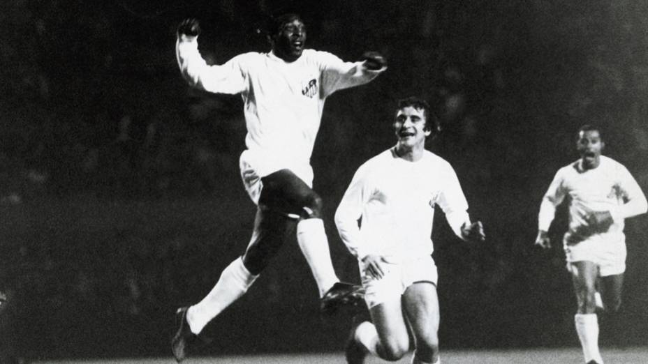 Pelé, do Santos, comemorando gol contra o Corinthians com um salto no ar, durante jogo do Campeonato Nacional de Futebol