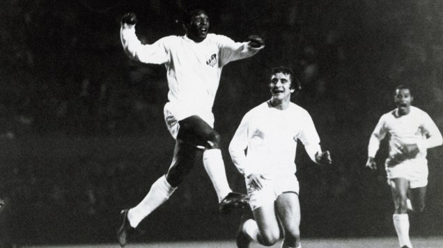 Pelé comemorando gol contra o Corinthians com um salto no ar, em jogo do Campeonato Nacional de Futebol