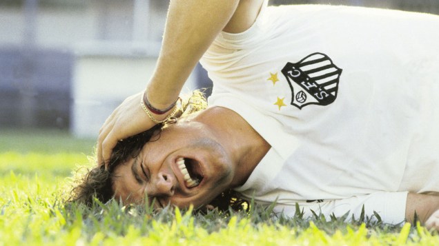 Roberto Biônico, jogador do Santos, caído no gramado