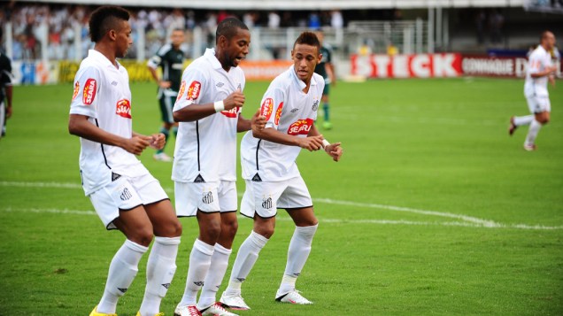 André, Robinho e Neymar, comemorando gol em derrota para o São Paulo no Campeonato Brasileiro de 2010
