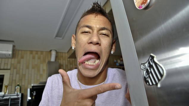 Neymar durante o ensaio fotográfico da revista Contigo!, em seu apartamento