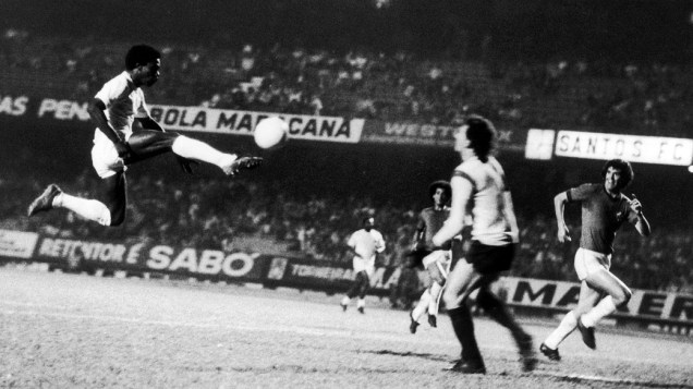 Cláudio Adão, em jogo contra a Portuguesa, pelo Campeonato Paulista de 1975