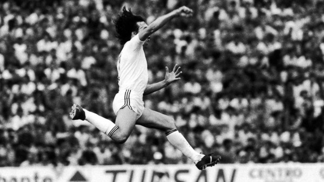 Nílton Batata, comemorando gol contra o Taubaté, pelo Campeonato Paulista de 1980