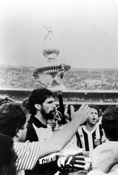 O goleiro Rodolfo Rodriguez, erguendo o troféu de Campeão Paulista de 1984