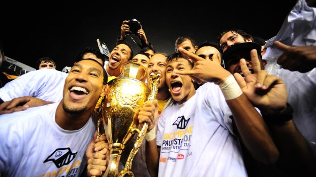 Jogadores do Santos comemoram o título de campeão Paulista de 2011, após vencer o Corinthians por 2 a 1, na Vila Belmiro