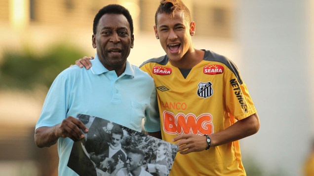 Pelé e Neymar exibem retrato do ex-jogador com corte de cabelo similar ao de Neymar durante treino no CT Rei Pelé, na Argentina