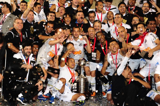 Jogadores do Santos comemorando o título da Libertadores após vitória de 2 x 1 sobre o Peñarol, em 2011