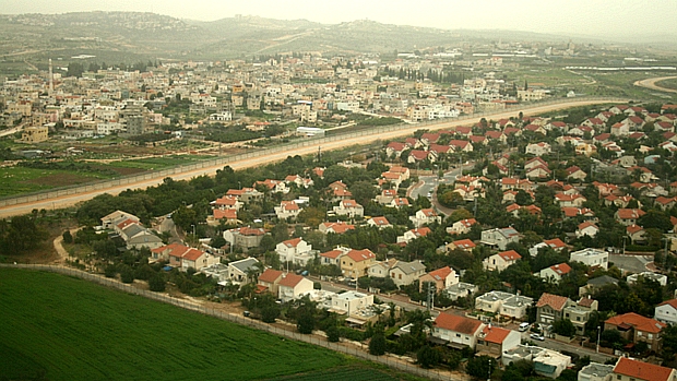 Cerca separa assentamentos israelenses de áreas palestinas construídas