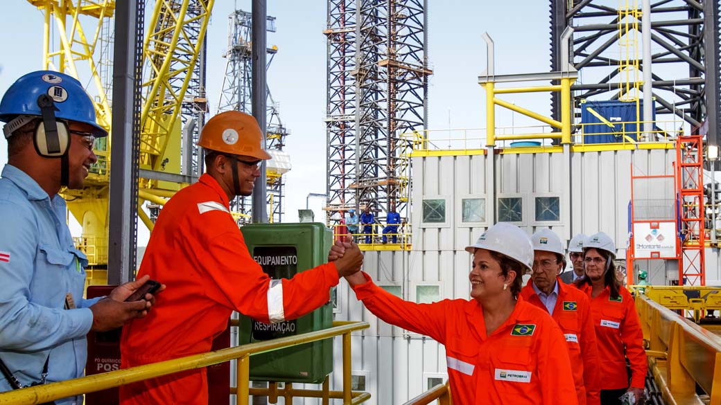 A presidente Dilma Rousseff durante Cerimônia de batismo da plataforma P-59 no canteiro de obras do São Roque do Paraguaçu em Maragogipe, Bahia