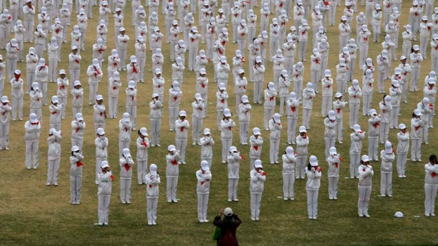 Em Shandong, China, estudantes participam de cerimônia no Centro de Esportes Olímpicos