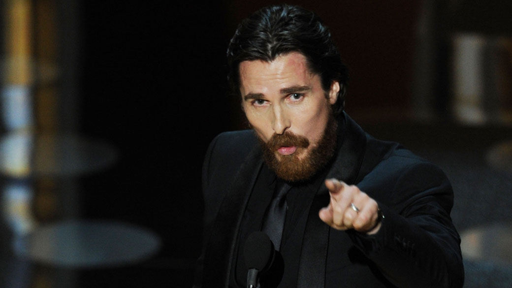 Christian Bale agradece pelo prêmio de Melhor Ator Coadjuvante em "O Lutador", filme no qual ele interpreta um ex-lutador viciado em crack