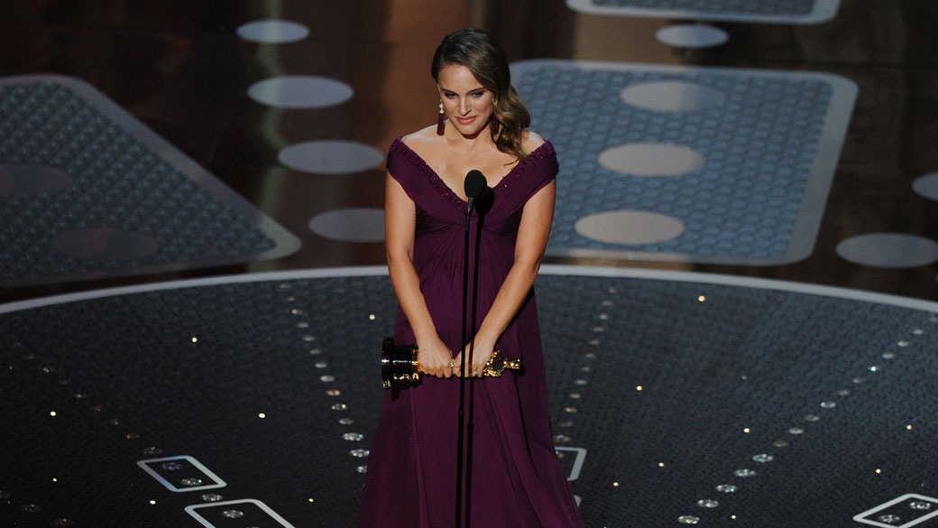 A atriz Natalie Portman agradece pelo prêmio de Melhor Atriz, por sua atuação no filme "Cisne Negro"