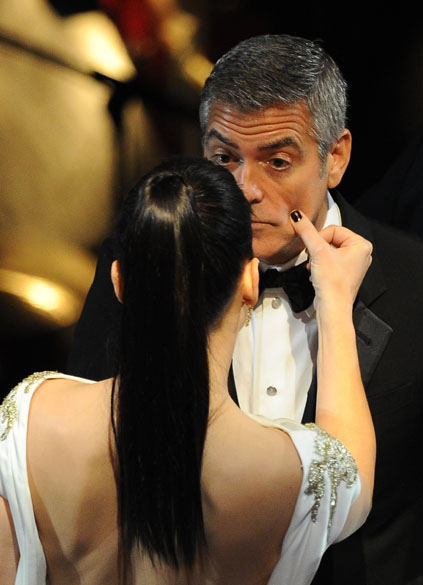 Os atores George Clooney e Sandra Bullock durante cerimônia do Oscar 2012