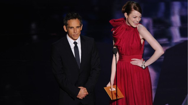Ben Stiller e Ema Stone apresentam a categoria de melhores efeitos visuais durante cerimônia do Oscar 2012