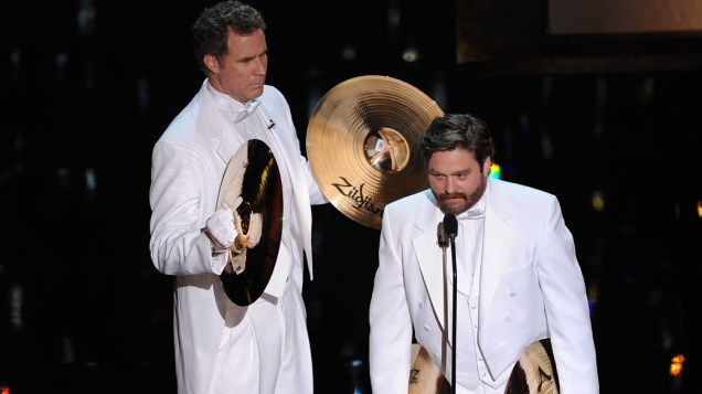 Os atores Will Ferrell e Zach Galifianakis se apresentam durante a cerimônia do Oscar 2012