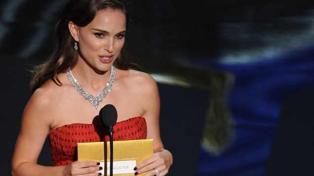 A atriz Natalie Portman apresenta o prêmio de melhor ator na cerimônia do Oscar 2012