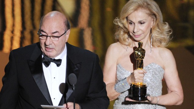 Dante Ferretti e Francesca Lo Schiavo recebem o Oscar de melhor direção de arte pelo fime "Hugo"