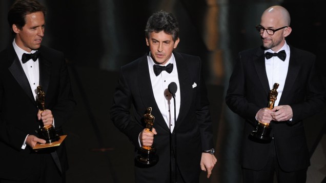 Alexander Payne (centro), Nat Faxon (esquerda) and Jim Rash recebem o Oscar de mehor roteiro adaptado pelo filme "Os Descendentes"