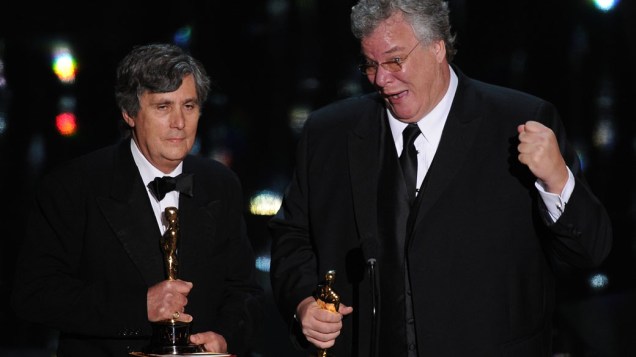 Tom Fleischman e John Midgley recebem o Oscar de melhor mixagem de som pelo filme "Hugo"