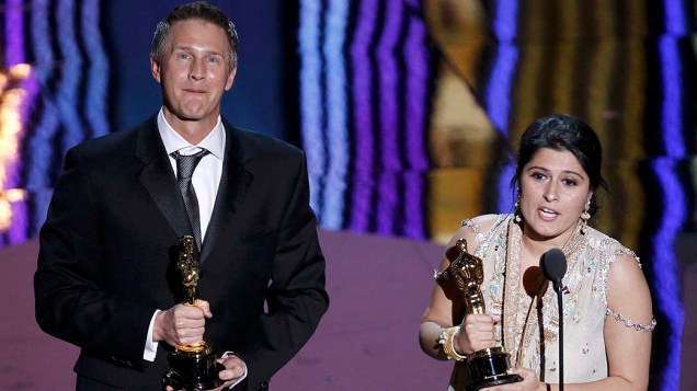 Daniel Junge e Sharmeen Obaid-Chinoy recebem o prêmio de melhor documentário em curta-metragem por "Saving Face" no Oscar 2012