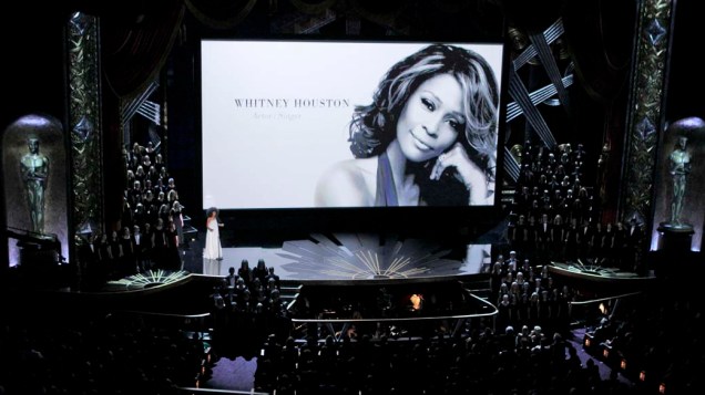 Retrato de Whitney Houston durante homenagem no Oscar 2012