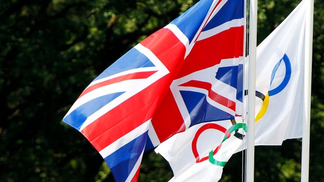Bandeira do Reino Unido hasteada ao lado da olímpica na antiga cidade de Olímpia, Grécia