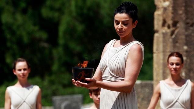 Atriz grega Ino Menegaki, desempenhando o papel de sacerdotisa, durante cerimônia de acendimento da tocha olímpica na Grécia
