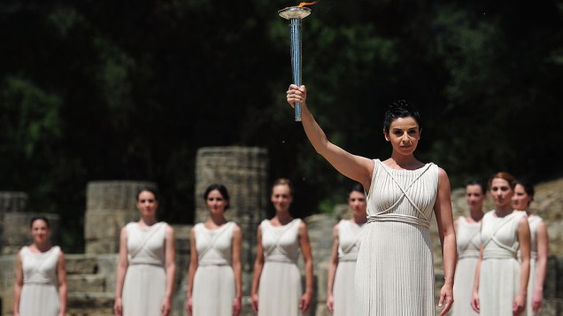Cerimônia de acendimento da tocha olímpica no antigo templo de Hera em Olímpia, Grécia