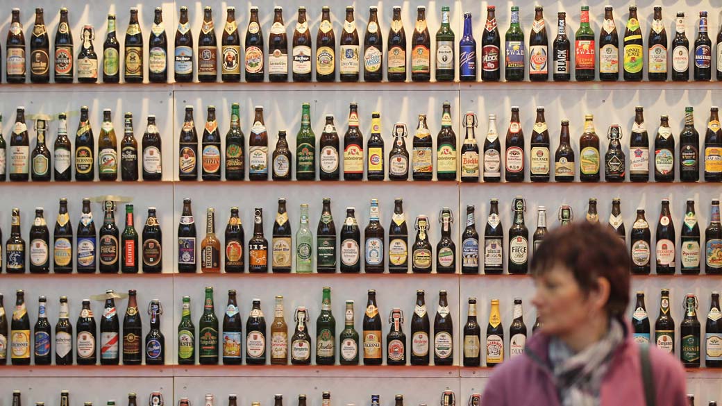 Em Berlim, estande com cerca de 5.000 marcas de cervejas alemãs compõe a feira Woche Gruene 2011, a maior feira agrícola do mundo
