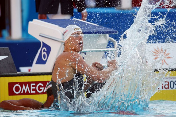 Após quebrar o recorde mundial ao fazer os 100 m livres em 46s91 no Mundial de Esportes Aquáticos, em Roma, dia 30 de julho deste ano.