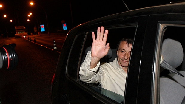 <span>O ex-ativista de extrema esquerda italiano Cesare Battisti, que estava preso desde 2007, acena para fotógrafos ao deixar a penitenciária da Papuda, em Brasília - 09/06/2011</span> <span>O ex-ativista de extrema esquerda italiano Cesare Battisti, que estava preso desde 2007, acena para fotógrafos ao deixar a penitenciária da Papuda, em Brasília - 09/06/2011</span>
