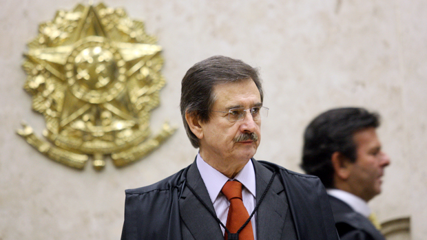 O presidente do STF, Cezar Peluso, e o ministro Luiz Fux, que desempatou o julgamento da Ficha Limpa