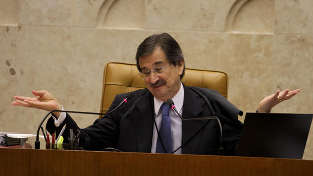 O presidente do STF, Cezar Peluso, defende reajuste salarial dos ministros da corte, que pode chegar a 32.000 reais