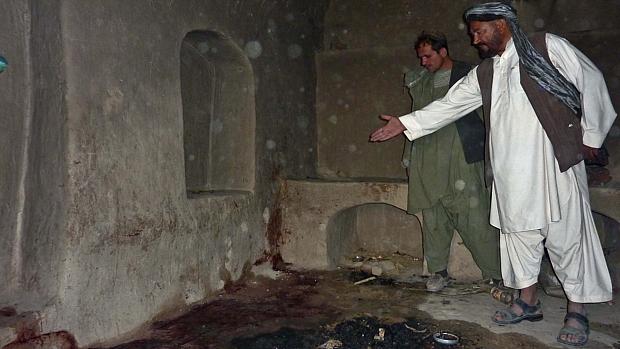 Afegãos apontam o local onde uma família inteira foi morta a tiros por um soldado americano