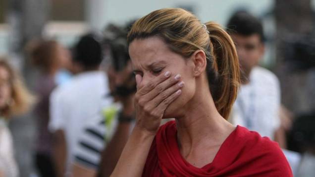 Parente chora na Escola Municipal Tasso da Silveira, Realengo, Rio de Janeiro