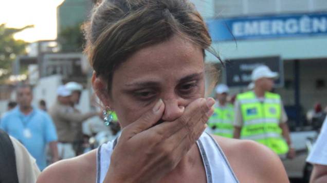 Parente chora na Escola Municipal Tasso da Silveira, Realengo, Rio de Janeiro