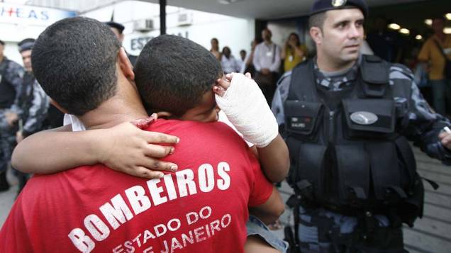 O bombeiro Adriano com o seu filho Gustavo Damaceno que ficou ferido durante a chacina na Escola Municipal Tasso da Silveira, Realengo, Rio de Janeiro