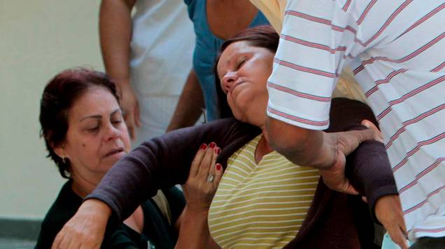 Avó de Larissa dos Santos, 13 anos, no velório da menina que foi morta na Escola Municipal Tasso da Silveira, Realengo, Rio de Janeiro Avó de Larissa dos Santos, 13 anos, no velório da menina que foi morta na Escola Municipal Tasso da Silveira, Realengo, Rio de Janeiro