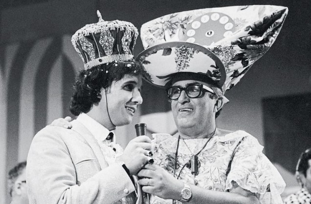 O apresentador coroa Roberto Carlos como Rei da Juventude em programa na TV Excelsior, em 1965.
