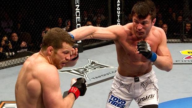 Chael Sonnen (à dir.) venceu Nate Marquardt no UFC 109