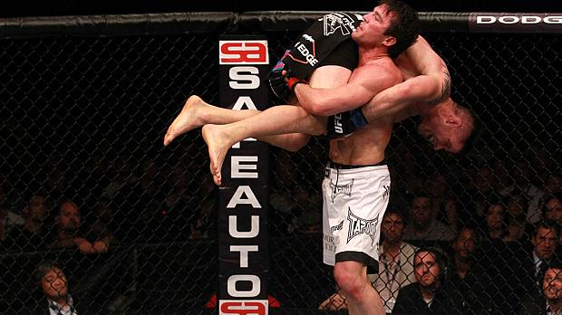 Chael Sonnen (de bermuda branca) venceu Brian Stann em seu último desafio, no UFC 136