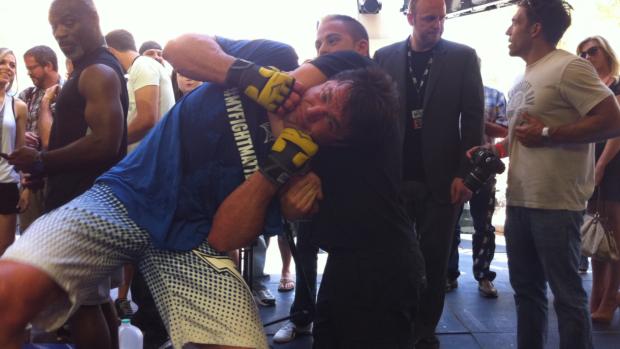 Chael Sonnen em brincadeira com fã após os treinos livres no UFC 148, em Las Vegas