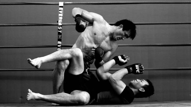 Chael Sonnen treina com o japonês Yushin Okami para a luta contra Anderson Silva, no UFC 148. Okami foi derrotado por Anderson no UFC Rio