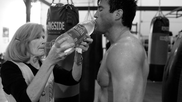 A mãe de Chael Sonnen dá água ao lutador nos treinos de preparação para ele enfrentar Anderson Silva no UFC 148