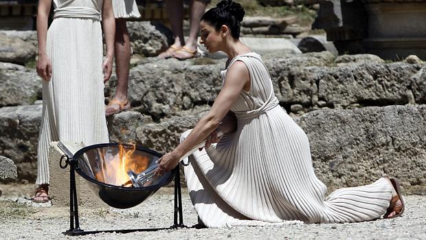 A cerimônia em que a chama olímpica foi acesa, em Atenas
