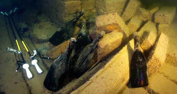 As garrafas de champanhe ainda no fundo do mar, entre os destroços de um naufrágio ocorrido por volta de dois séculos atrás