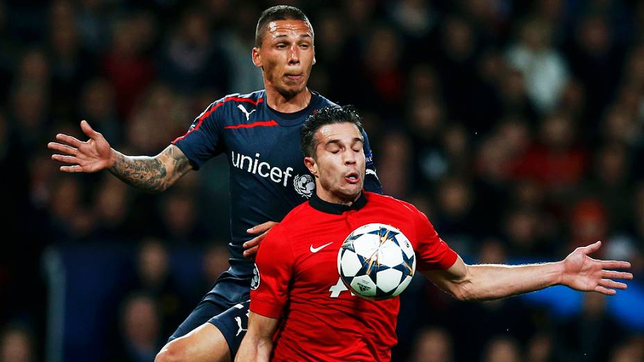 Van Persie em ação contra o Olympiacos